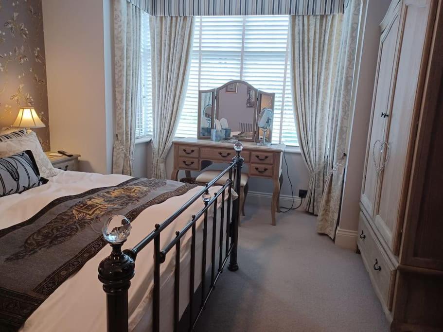7 Cromwell Gardens - 2 Bed House *